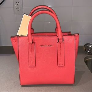 Michael Kors Bags - Michael Kors Alessa Leather Messenger Bag Michael Kors Bags - Michael Kors Alessa Leather Messenger Bag